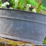 Zinkwanne dekorieren im Garten