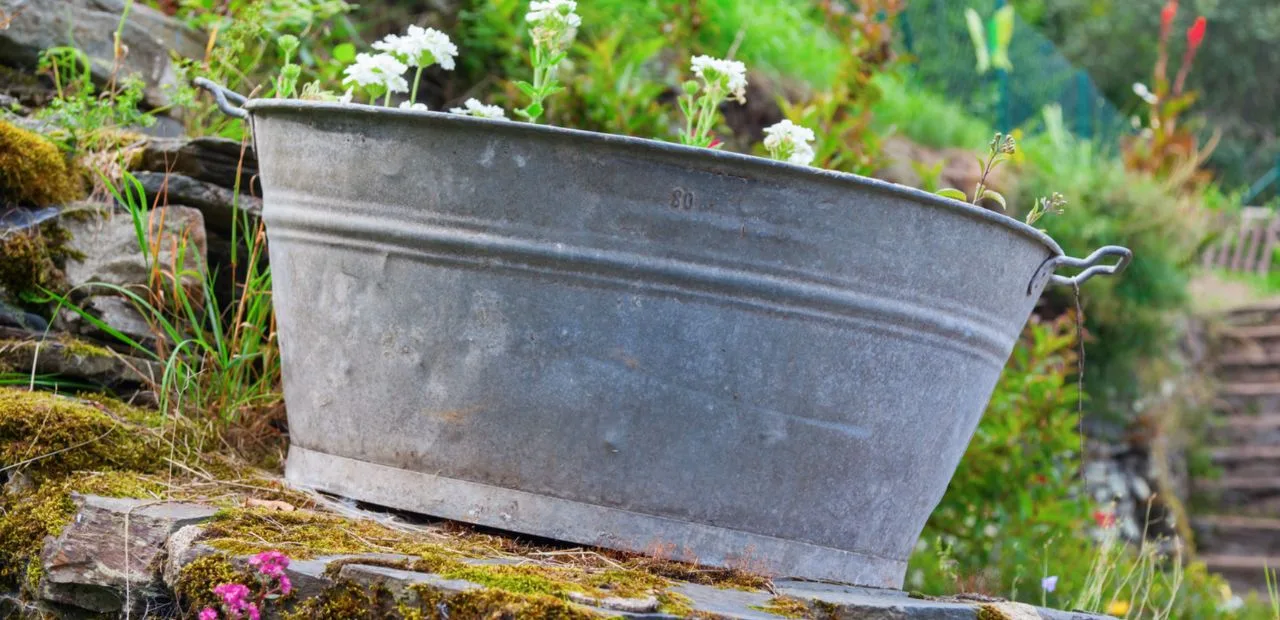 Zinkwanne dekorieren im Garten