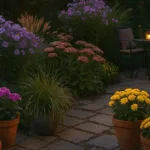 Abendlicher Garten mit Spätblühern, Lichterkette und gemütlicher Sitzecke