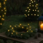 Weihnachtsdeko Außenbereich im Garten mit Lichterkette, Kranz und Laterne
