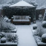 Winterdeko für schmale Gärten mit Schnee, Laternen und frostigen Pflanzen