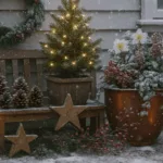Winterdeko für den Außenbereich mit Tannenzweigen, Lichterketten und Holzlaternen im Schnee