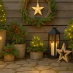 Weihnachtsdeko im Garten mit Lichterketten, Sternen und Laternen in warmem Licht