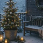 Winterliche Terrasse mit Weihnachtsdeko, Lichterketten, Kerzen und Schneefall