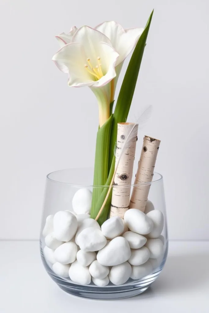 Weihnachtliche Amaryllis im Glas - 8 wunderschöne Dekoideen Minimalistische Amaryllis im Glas mit weißen Kieselsteinen und Birkenholz für Winterdeko