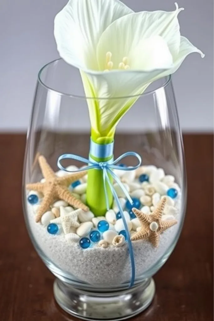 Weihnachtliche Amaryllis im Glas - 8 wunderschöne Dekoideen Weiße Amaryllis im Glas mit Muscheln, Sand und blauen Akzenten für weihnachtliche Deko