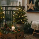 Weihnachtsdeko auf dem Balkon mit Lichterketten, Tannenbäumen und Kerzen im Winter