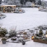 Winterlicher Garten mit Schnee, Laternen und Deko – große Fläche ruhig gestaltet