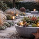 Moderner Garten im Winter mit schlichter, natürlicher Deko und warmem Licht