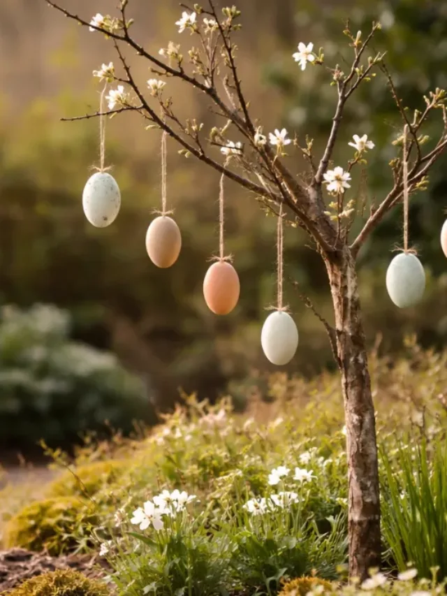 Schnell umgesetzte Oster-Idee im Garten mit dekoriertem Baum und Ostereiern am Weg zur Sitzbank