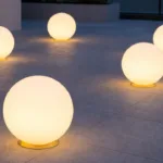 Leuchtkugeln als stimmungsvolle Deko für die Terrasse im März bei Abendlicht