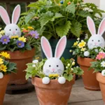 Osterdeko auf der Terrasse mit Blumentöpfen, Hasenfiguren und bunten Frühlingsblumen
