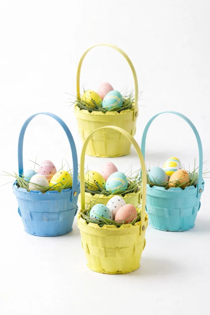 Bunte Osterkörbchen mit Ostereiern aus Holz, Frühlingsdeko für Ostern auf hellem Hintergrund