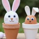 Niedliche Osterhasen aus Tontöpfen mit Filzohren und Wackelaugen als kreative Dekoidee für den Garten.