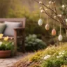 Schnell umgesetzte Oster-Idee im Garten mit dekoriertem Baum und Ostereiern am Weg zur Sitzbank