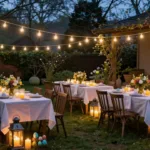 Deko für Osterparty im Garten mit Lichterkette, Kerzen und festlich gedeckten Tischen am Abend