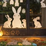 Terrassentür mit Osterdeko: Hasen Fensterbilder, Osterlampen links und Osterfußmatte mit Hasenmotiv