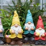 Bunte Osterzwerge als Osterdeko im Gartenbeet – kreative Gartendeko für Ostern im Wintergarten