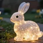 Leuchtender Osterhase als stimmungsvolle Gartendeko im Frühling
