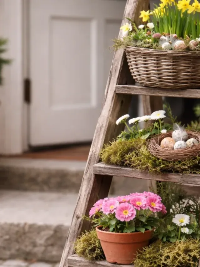 Ausgefallene Osterdeko am Hauseingang mit Holzleiter, Osterkorb, Frühlingsblumen und Naturdeko im Eingangsbereich.