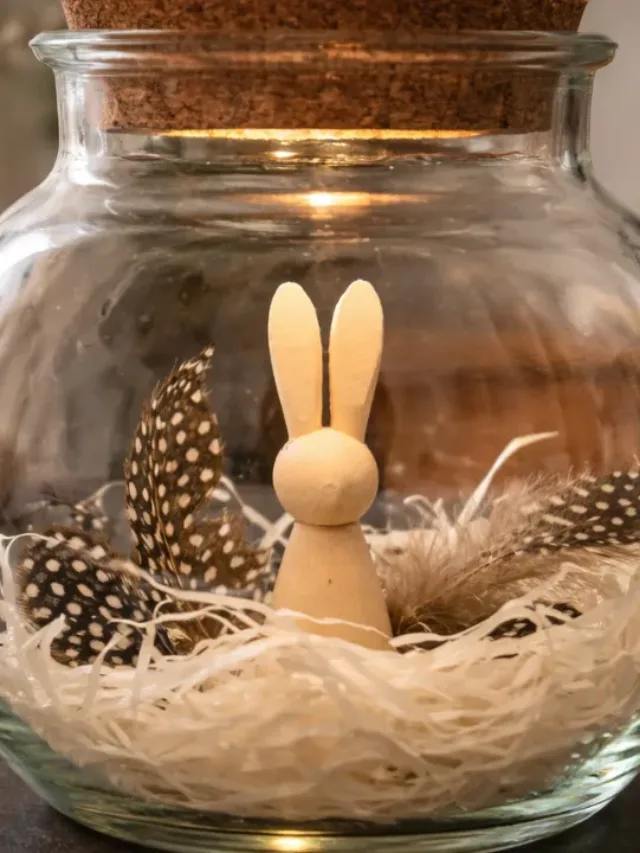 Osterdeko im Glas mit Holzhase, Federn und Naturmaterialien stimmungsvoll dekoriert