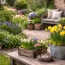 Frühlingshafte Garten Deko im März und April mit Narzissen, Holz, Sitzplatz und natürlicher Gestaltung