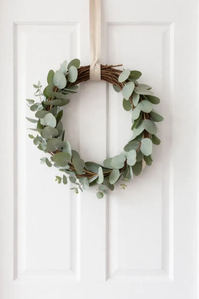 Schlichter Osterkranz für die Haustür aus Eukalyptuszweigen als moderne DIY Osterdeko