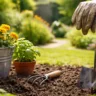 Gartenarbeit im April mit Blumen, Erde und Gartengeräten im Beet bei Sonnenschein