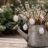 0 Euro Osterdeko im Garten mit Weidenzweigen und Eiern in alter Gießkanne dekoriert