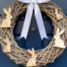 Natürlicher Osterkranz für die Haustür aus Zweigen mit Holzhasen als DIY Osterdeko
