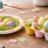 Osternest basteln mit Kindern aus Pappteller und Eierkarton im Querformat dekoriert mit bunten Ostereiern
