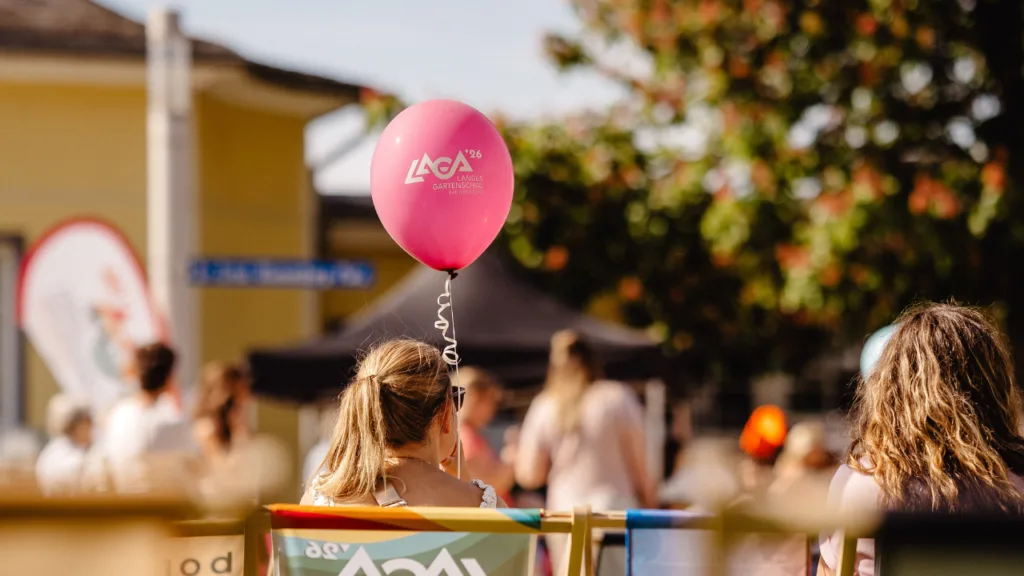 Besucher mit LAGA Ballon bei Landesgartenschau 2026 Bad Nenndorf Veranstaltung Atmosphäre