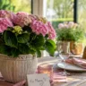 Muttertag Wintergarten Tischdeko mit Hortensie, Kerzen und natürlichem Licht