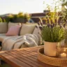 Dachterrasse Deko im Mai mit Lavendel, Holzmöbeln, Kissen und stimmungsvoller Beleuchtung