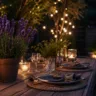 Gartenparty Deko im Mai mit Tischdeko, Kerzenlicht und Lichterkette am Abend im Garten