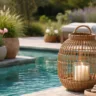 Pooldeko im April mit Rattanlaterne, Frühblühern und gemütlicher Poolgestaltung im Frühling