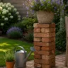 Gartendeko mit Backsteinen als Kräuterbeet auf gemütlicher Terrasse im Garten