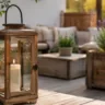 Terrassendeko mit Holz, Laterne und Pflanzkästen auf gemütlicher Gartenterrasse im Abendlicht.