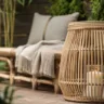 Gartendeko aus Bambus mit Laterne, Bambusbank und natürlicher Gartenatmosphäre.