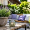 Gartendeko im Juni mit Lavendel, Terrakotta und gemütlichem Sitzbereich auf der Terrasse