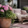 Terrassendeko im Juni mit Hortensie, Laterne und gemütlichem Sitzbereich im Sommerlicht