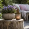 Gartendeko mit Baumstämmen als natürliche Pflanzsäule auf gemütlicher Gartenterrasse.