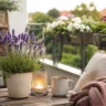 Balkondeko im Juni mit Lavendel, Sommerblumen, Lichterglas und gemütlichem Balkon im Abendlicht