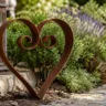 Gartendeko aus Eisen mit rostigem Herz im naturnahen Garten am Steinweg