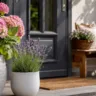 Hauseingang Deko für den Juni mit Hortensien, Lavendel und sommerlicher Eingangsgestaltung.