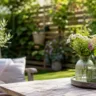 Deko für kleinen Garten im Mai mit Tischdeko, Blumen und natürlicher Gartengestaltung