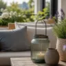 Deko draußen Garten Balkon Terrasse mit Laterne, Holz und Pflanzen gemütlich gestaltet