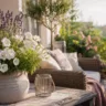 Großer Balkon Deko im Mai mit Pflanzen, Lounge Möbeln und stimmungsvoller Beleuchtung im Außenbereich