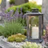 Grabgestaltung im Sommer mit Lavendel, Kies und Laterne auf gepflegtem Grab