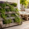 Gartendeko aus Paletten mit bepflanzter Holzpalette und gemütlicher Sitzecke im Garten